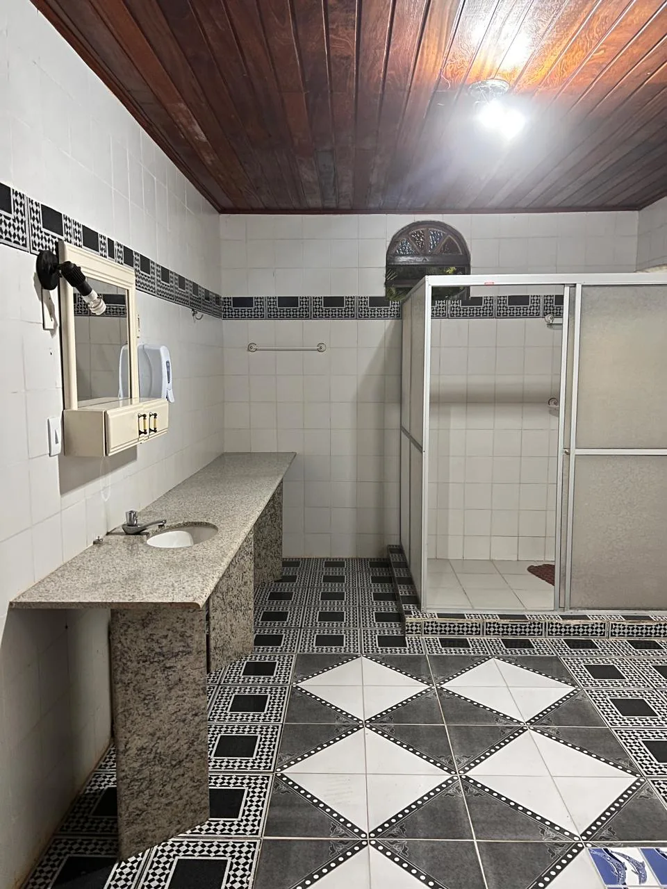 Galeria institucional banheiro amplo