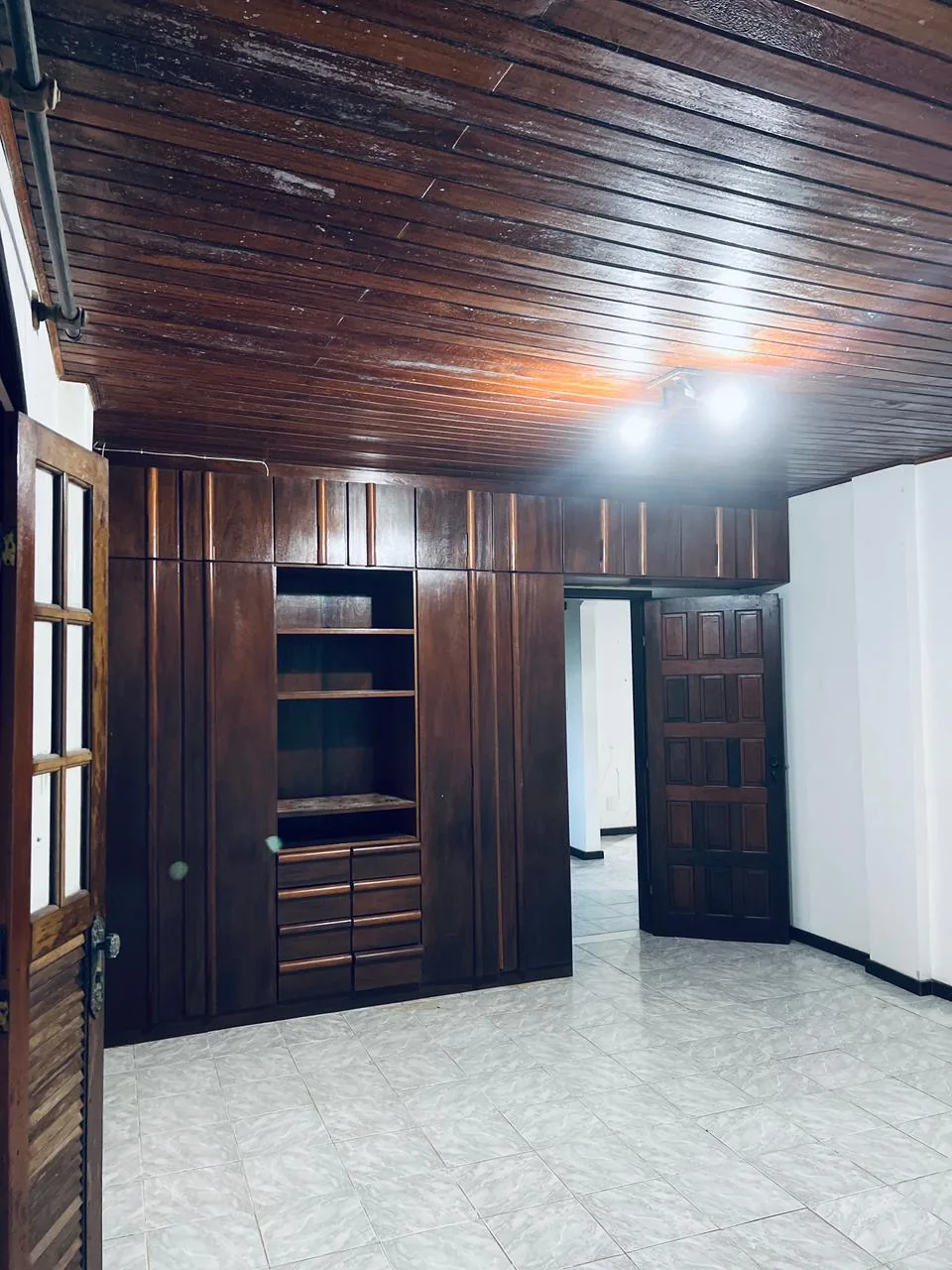 Galeria institucional quarto madeira